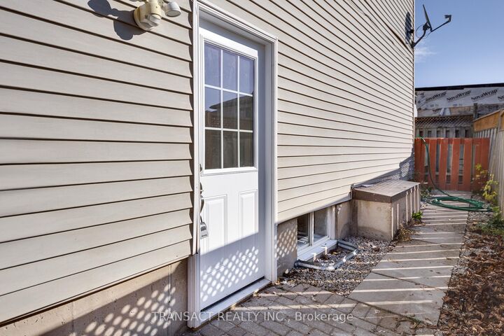 Property Photo:  301 Hickling Trail Lower  ON L4M 5Y2 