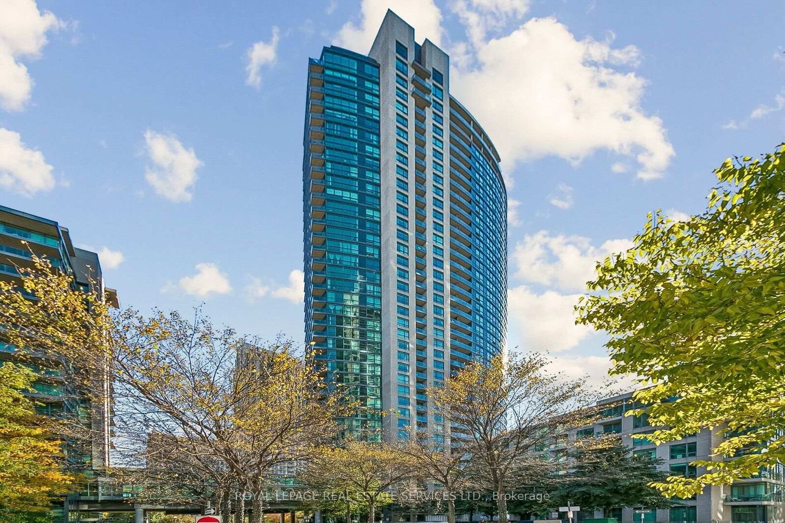 Property Photo:  215 Fort York Boulevard 3612  ON M5V 4A2 