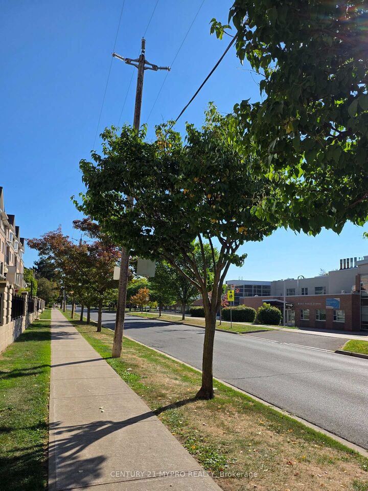 Property Photo:  221 Grandview Way  ON M2N 6V3 