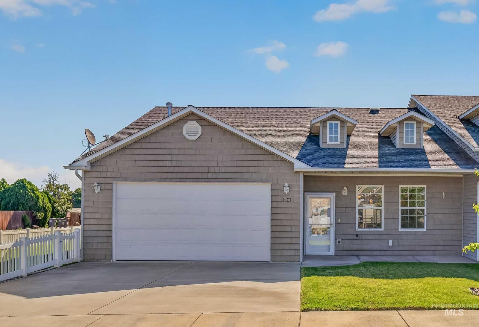 Property Photo: 1101 Liberty Circle WA 99403