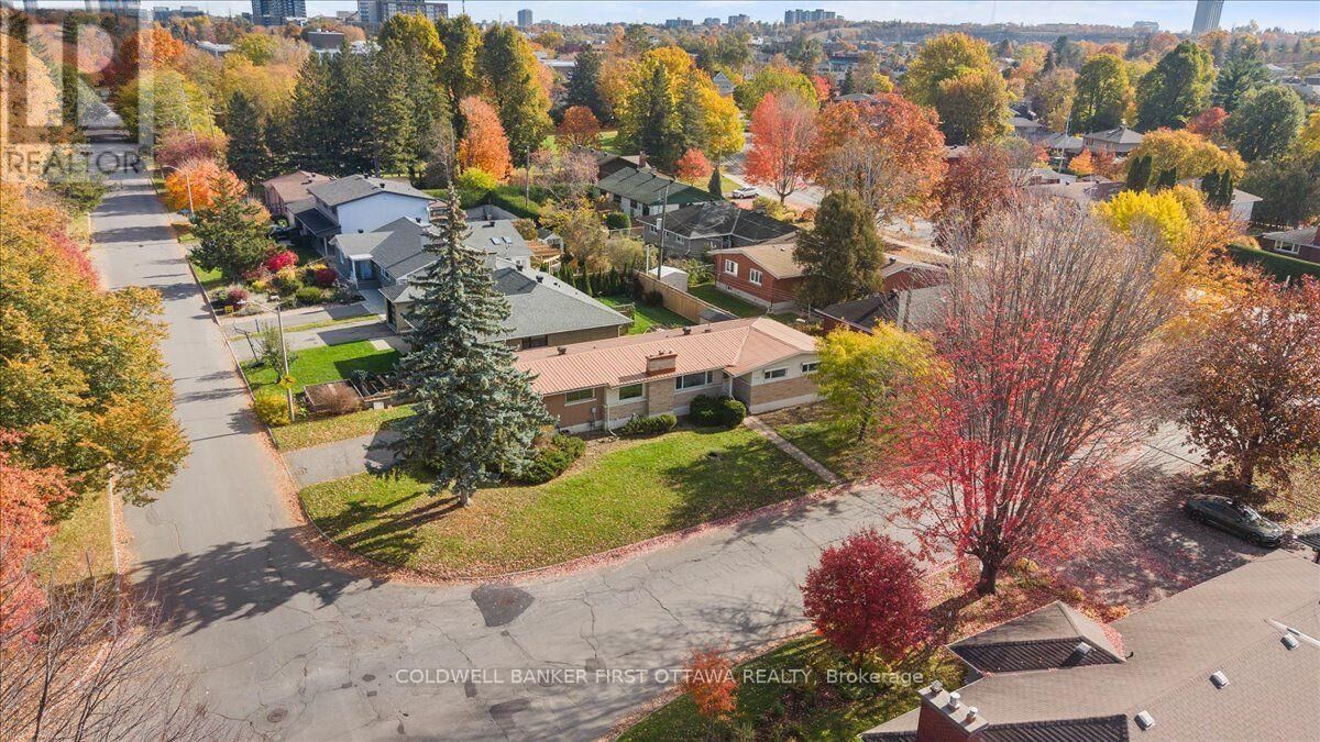 Photo de la propriété:  703 Windermere Avenue  ON K2A 2X1 