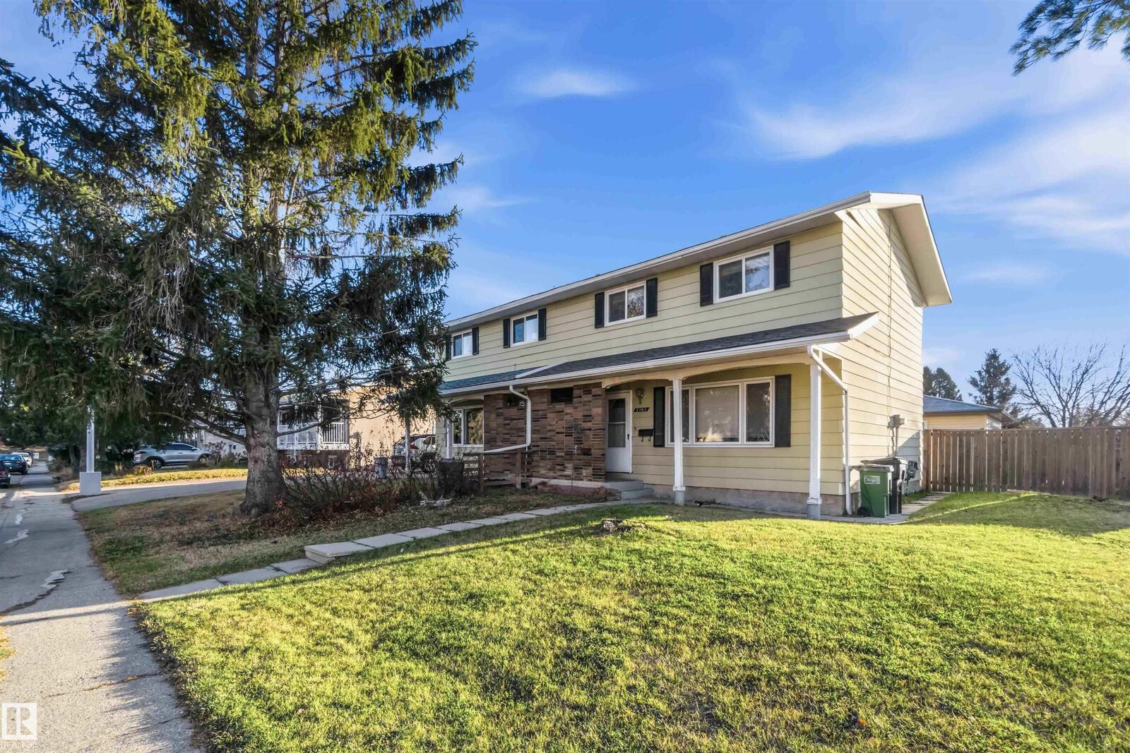 Photo de la propriété:  7703 176 Street NW  AB T5T 0J5 