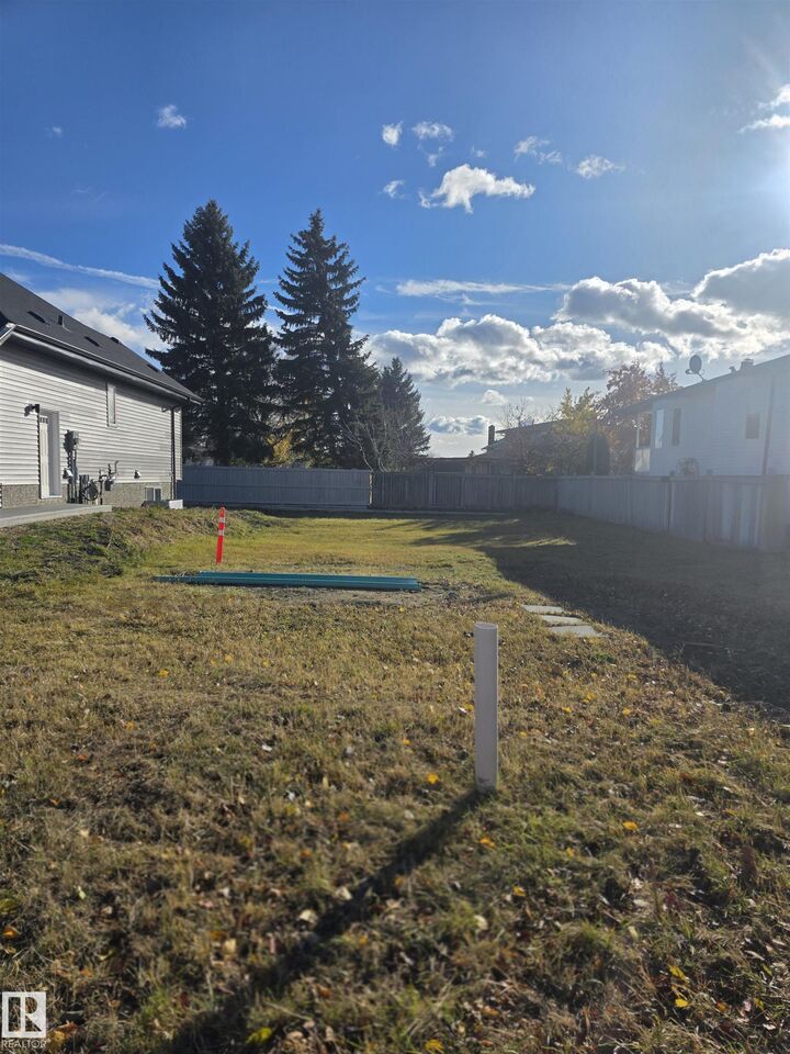 Property Photo:  35 Elsinore Place NW  AB T5X 0M6 