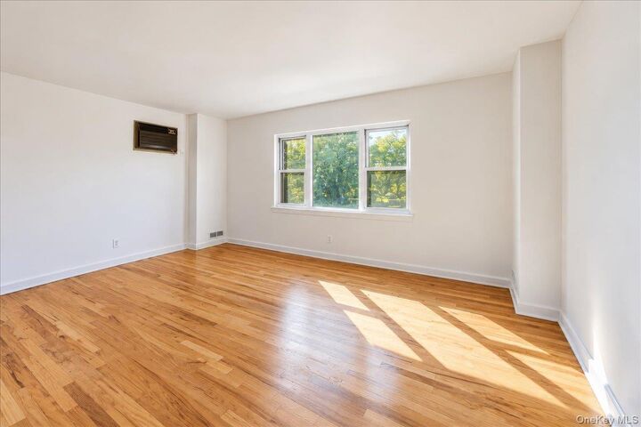 Property Photo:  1562 Paulding Avenue  NY 10462 