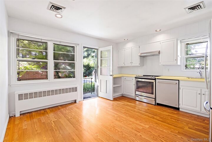 Property Photo:  5395 Netherland Avenue  NY 10471 