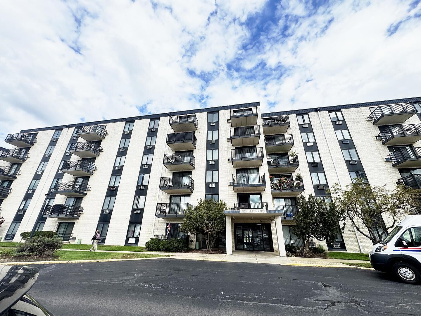 Property Photo:  9098 W Terrace Drive 4-K  IL 60714 