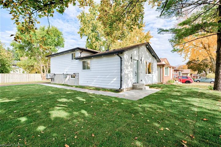 Property Photo:  6 Hillside Drive  ON N2E 1R2 