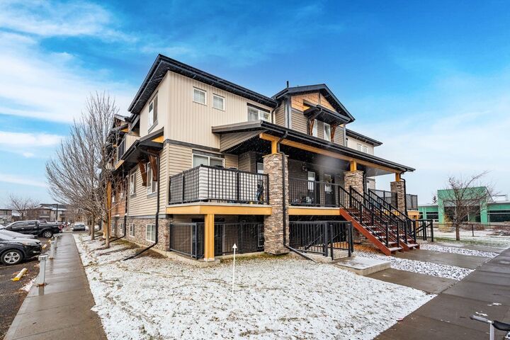 Property Photo: 2781 Chinook Winds Drive SW 3103 AB T4B 3S5