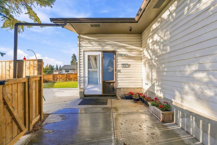 Property Photo:  152 Rundleson Place NE  AB T3J 1G5 