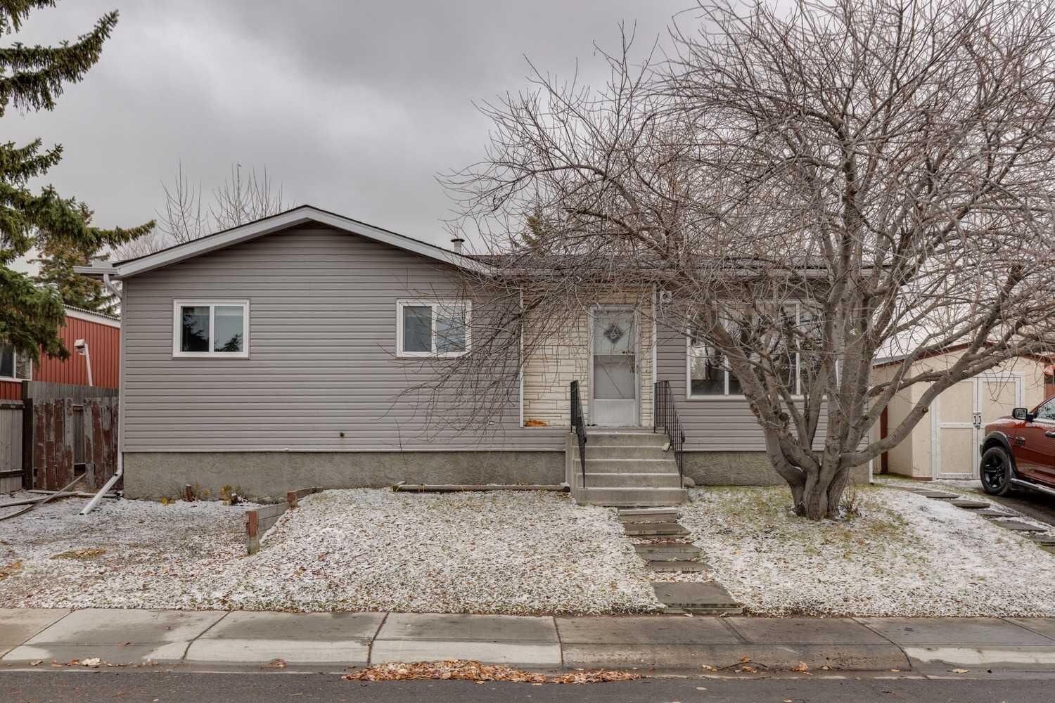 Property Photo:  93 Big Hill Circle SE  AB T2T 3S9 