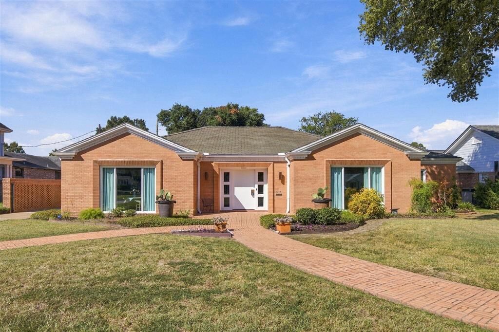 Property Photo: 1718 Enterprise Boulevard LA 70601