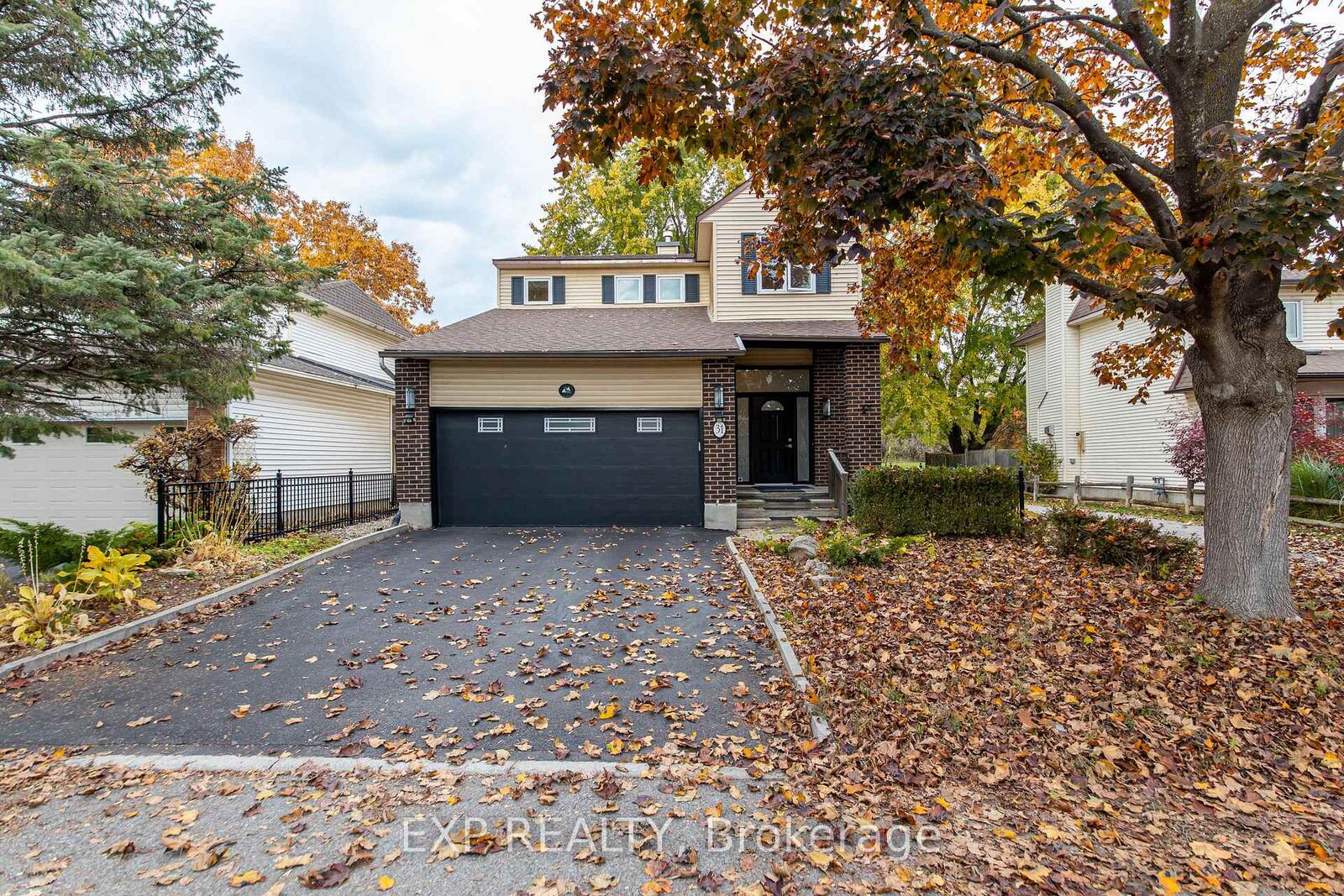 Property Photo:  31 Rastila Crescent  ON K1T 2C5 