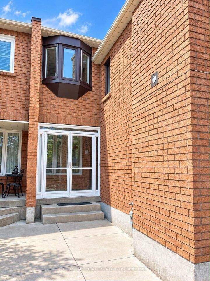Property Photo:  5034 Moulin Rouge Crescent  ON L5V 1R6 