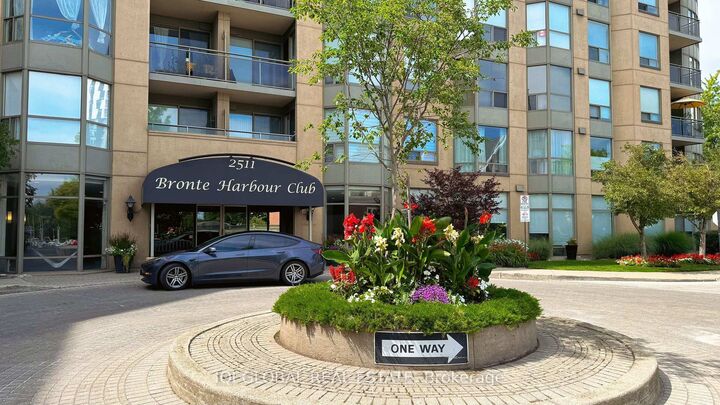 Property Photo:  2511 Lakeshore Road W 109  ON L6L 6L9 
