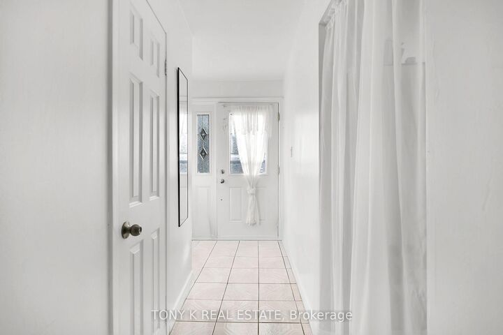 Property Photo:  17 Derrydown Road 1  ON M3J 1R2 