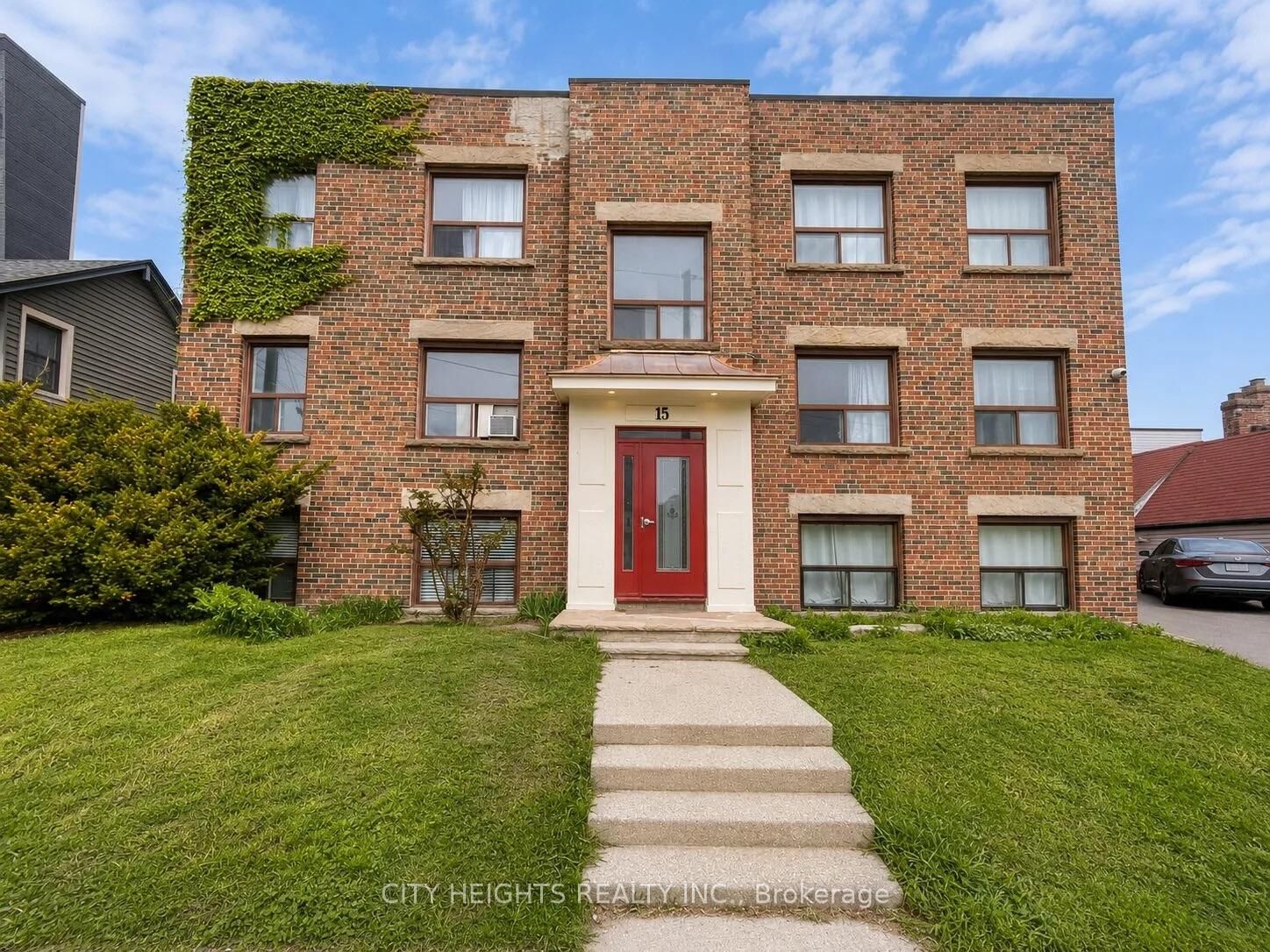 Property Photo: 15 Stavebank Road S 5 ON L5G 2T3