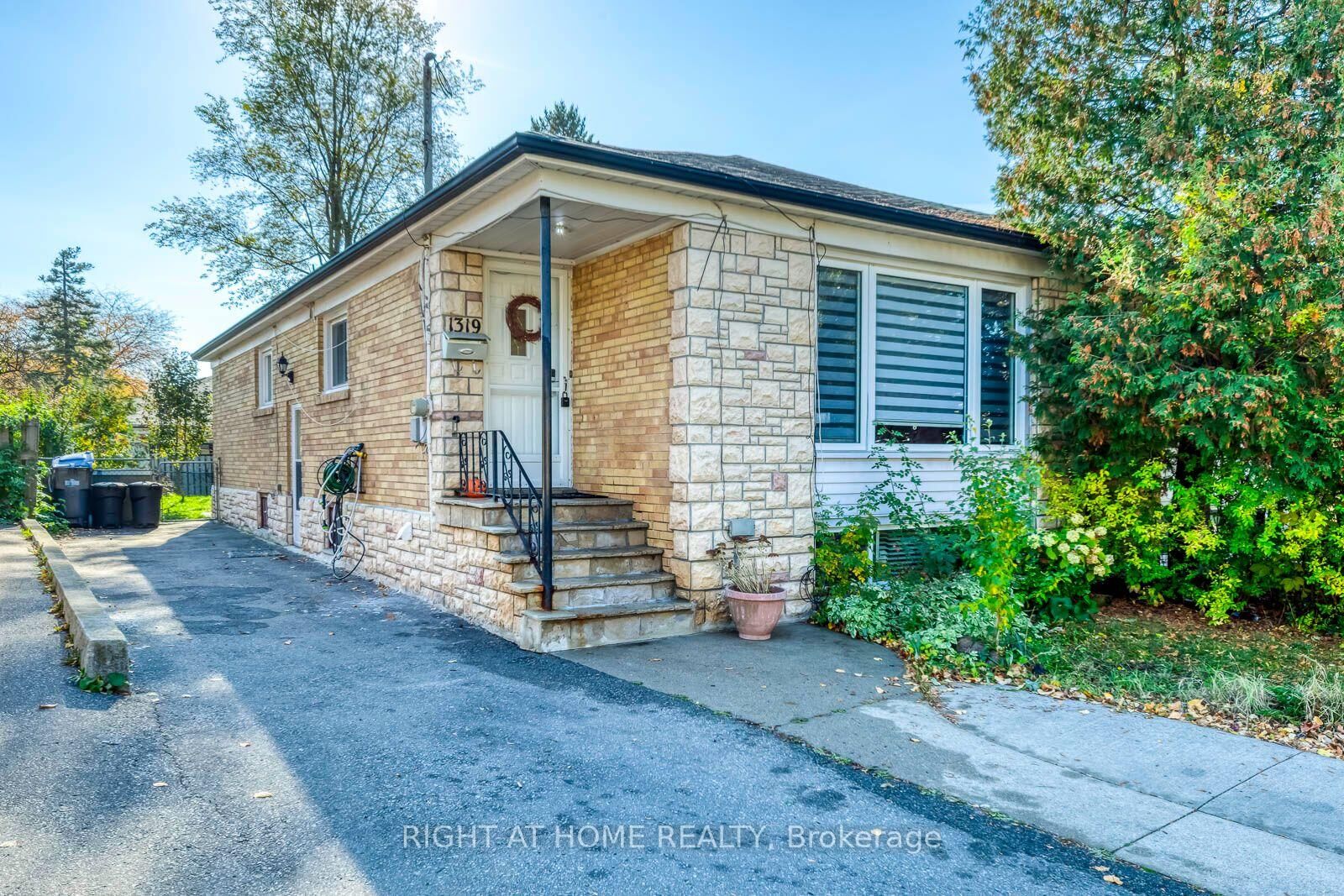 Property Photo:  1319 Freeport Drive  ON L5C 1S5 