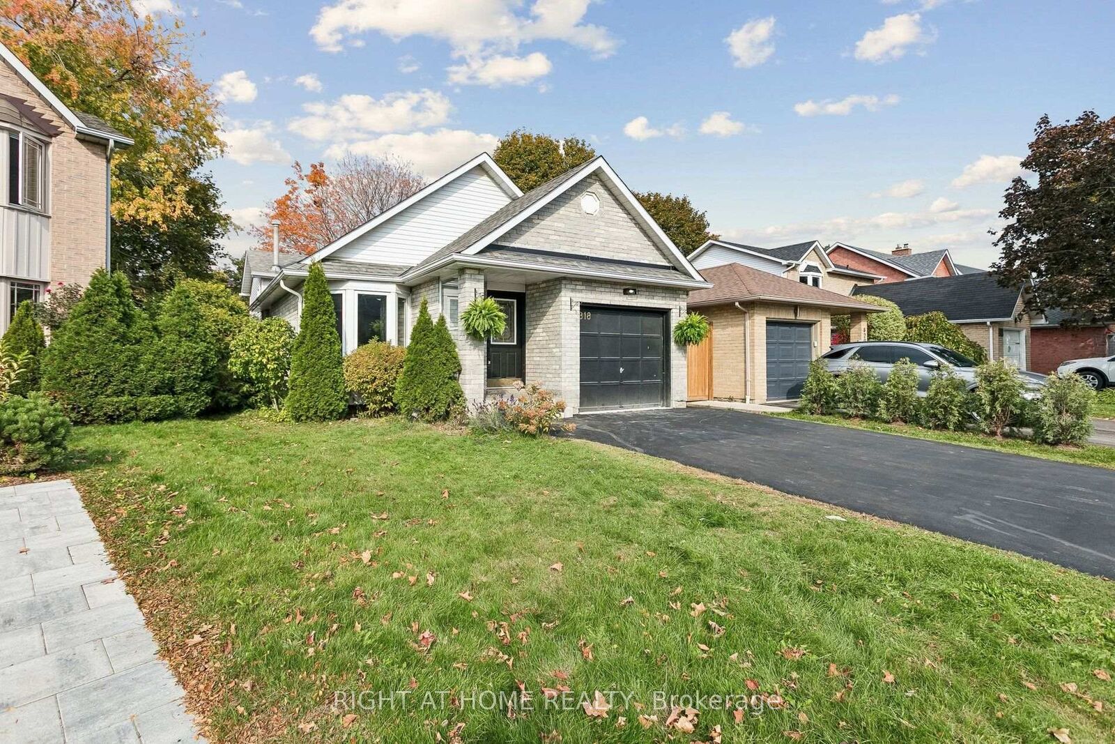 Property Photo: 818 Miriam Crescent ON L7S 2B9