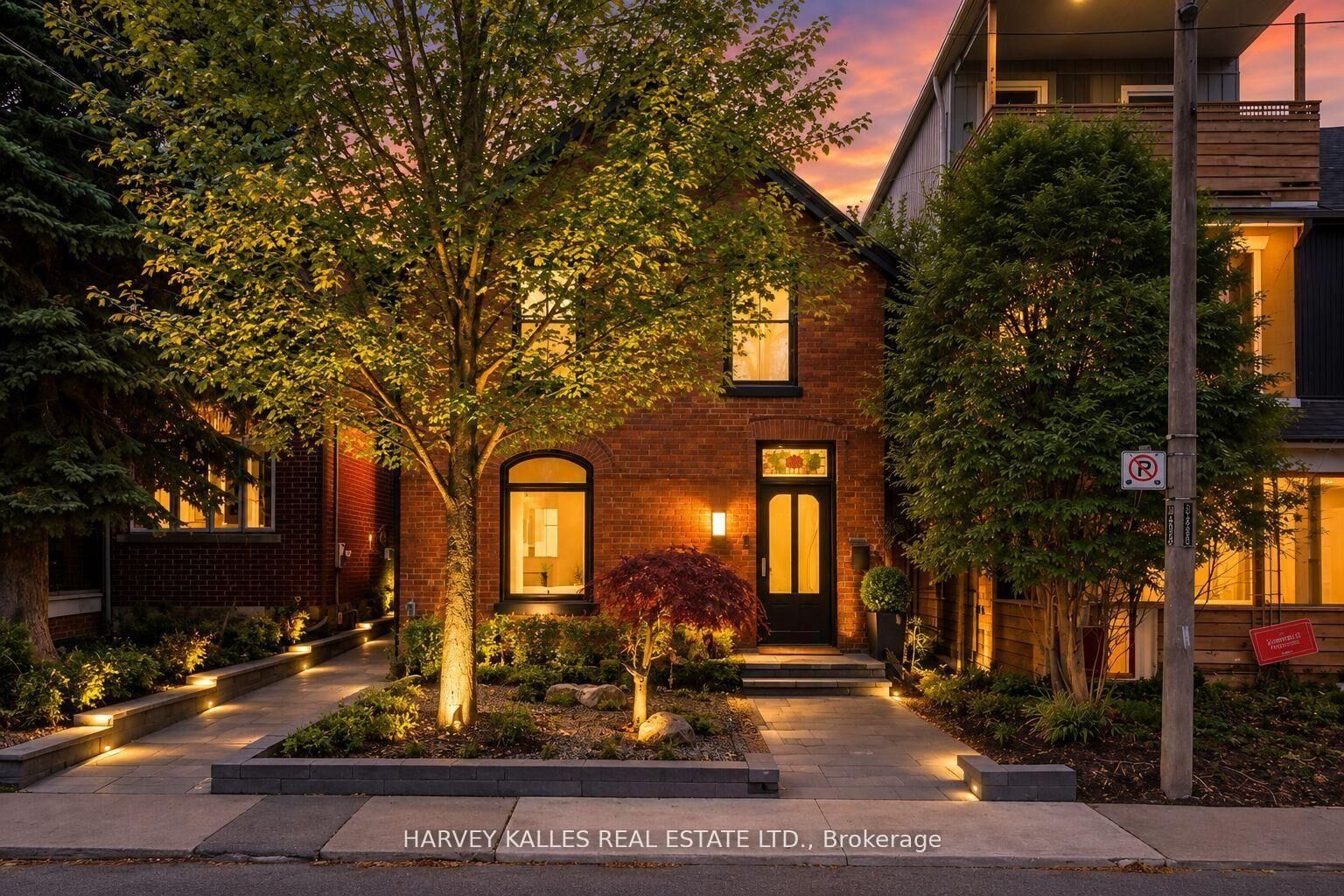 Property Photo:  239 Borden Street  ON M5S 2N5 