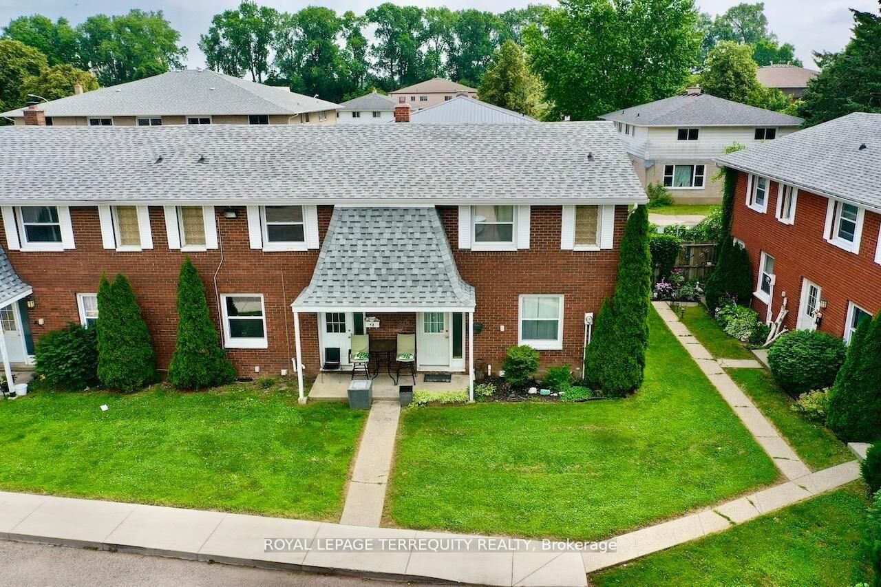 Property Photo:  16 Orchard Place  ON N7M 1A6 