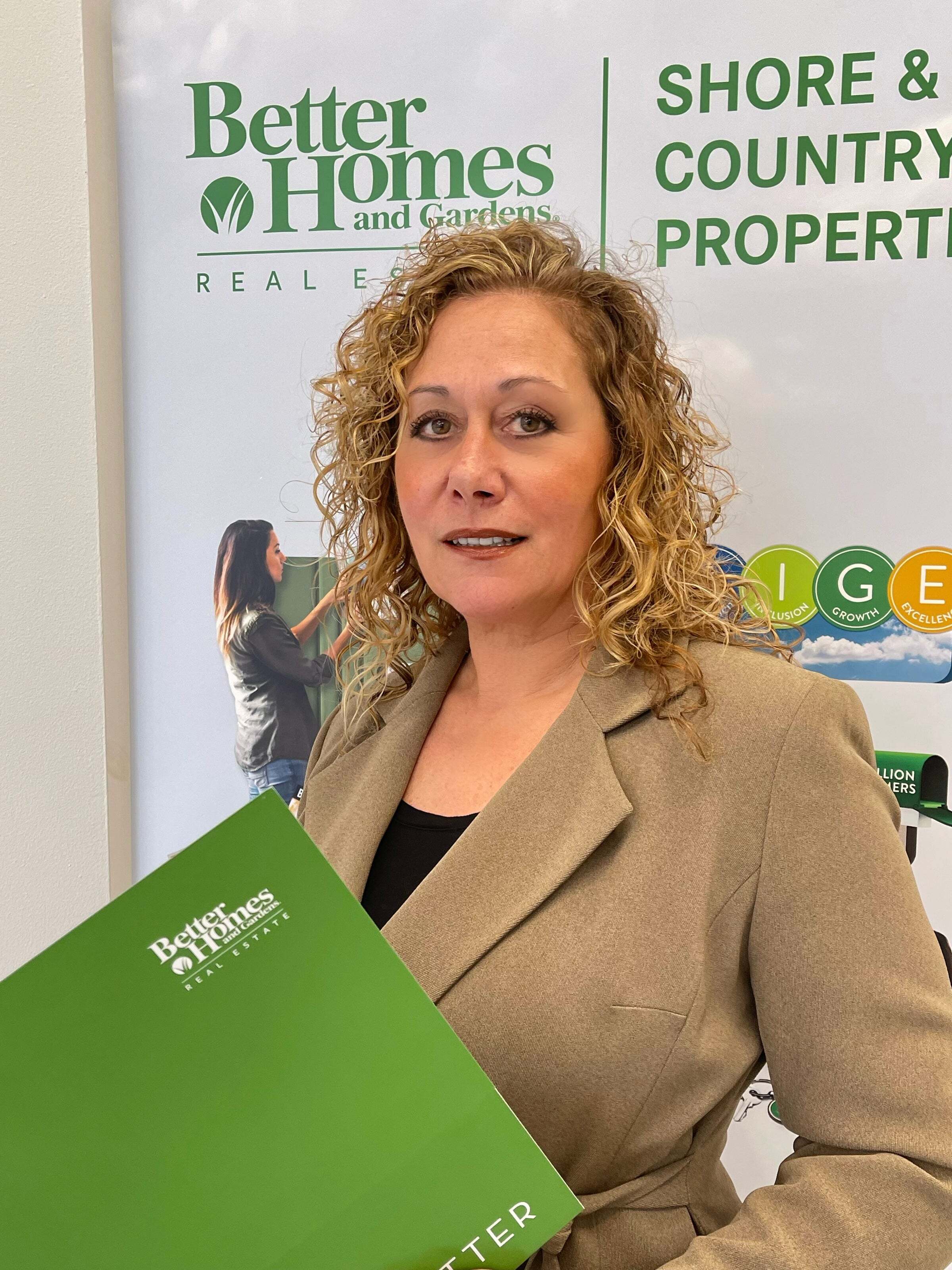 LeeAnn DeLeo, Associate Real Estate Broker in Stamford, Shore & Country Properties