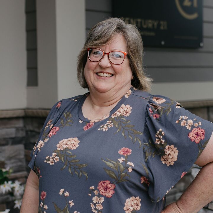 Kelly Schaufenbuel, Real Estate Broker in Oelwein, Signature Real Estate