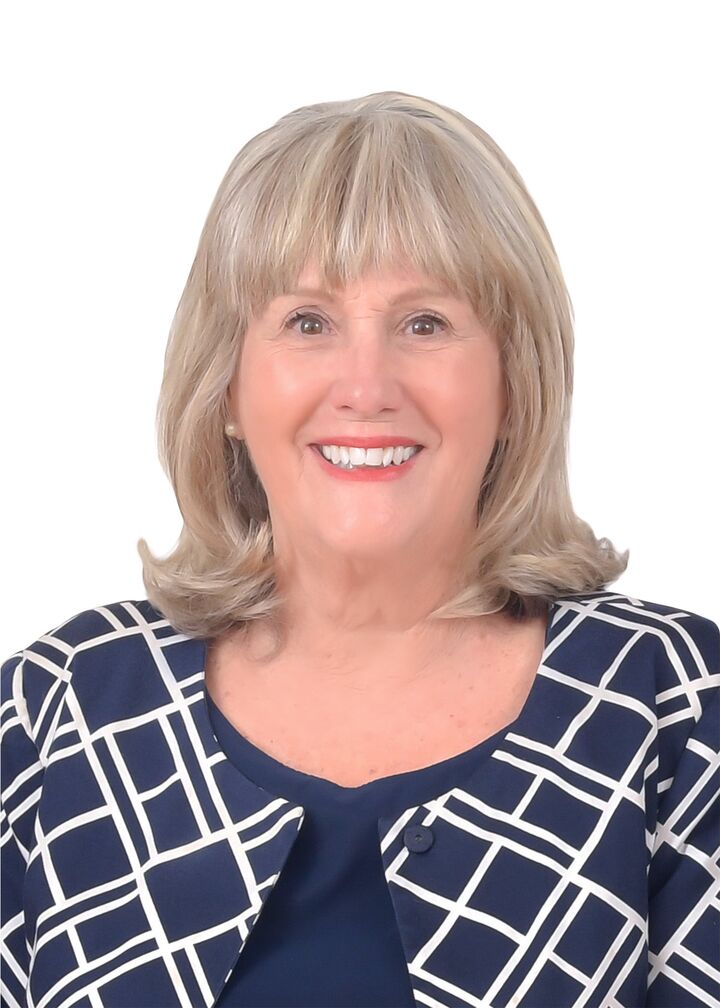 Linda Gonzalez, Real Estate Broker/Real Estate Salesperson in Vero Beach, Paradise