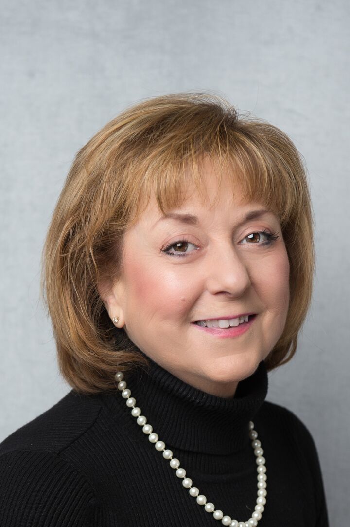 Cindy Donati, Associate Real Estate Broker in Mendon, Custom Home Realty