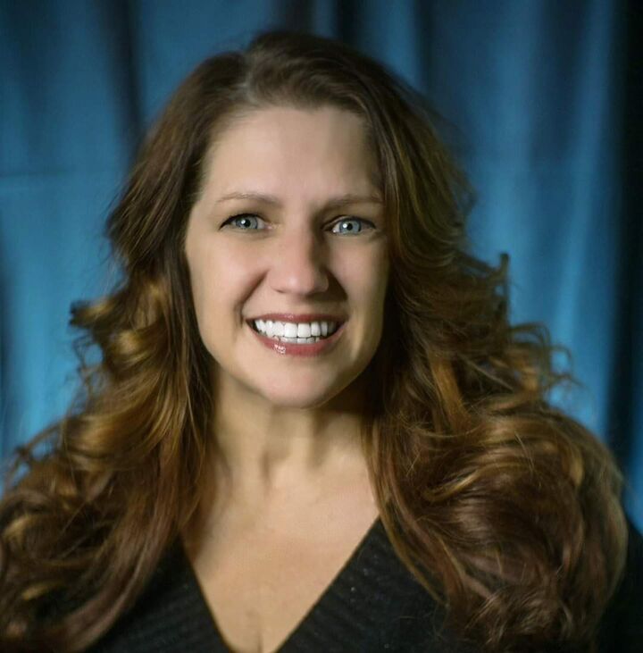 Lori Jones, Real Estate Salesperson in Valparaiso, Circle