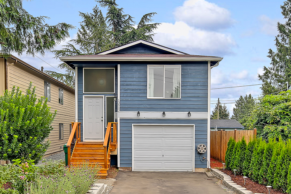 Property Photo:  10542 Fremont Ave N  WA 98133 