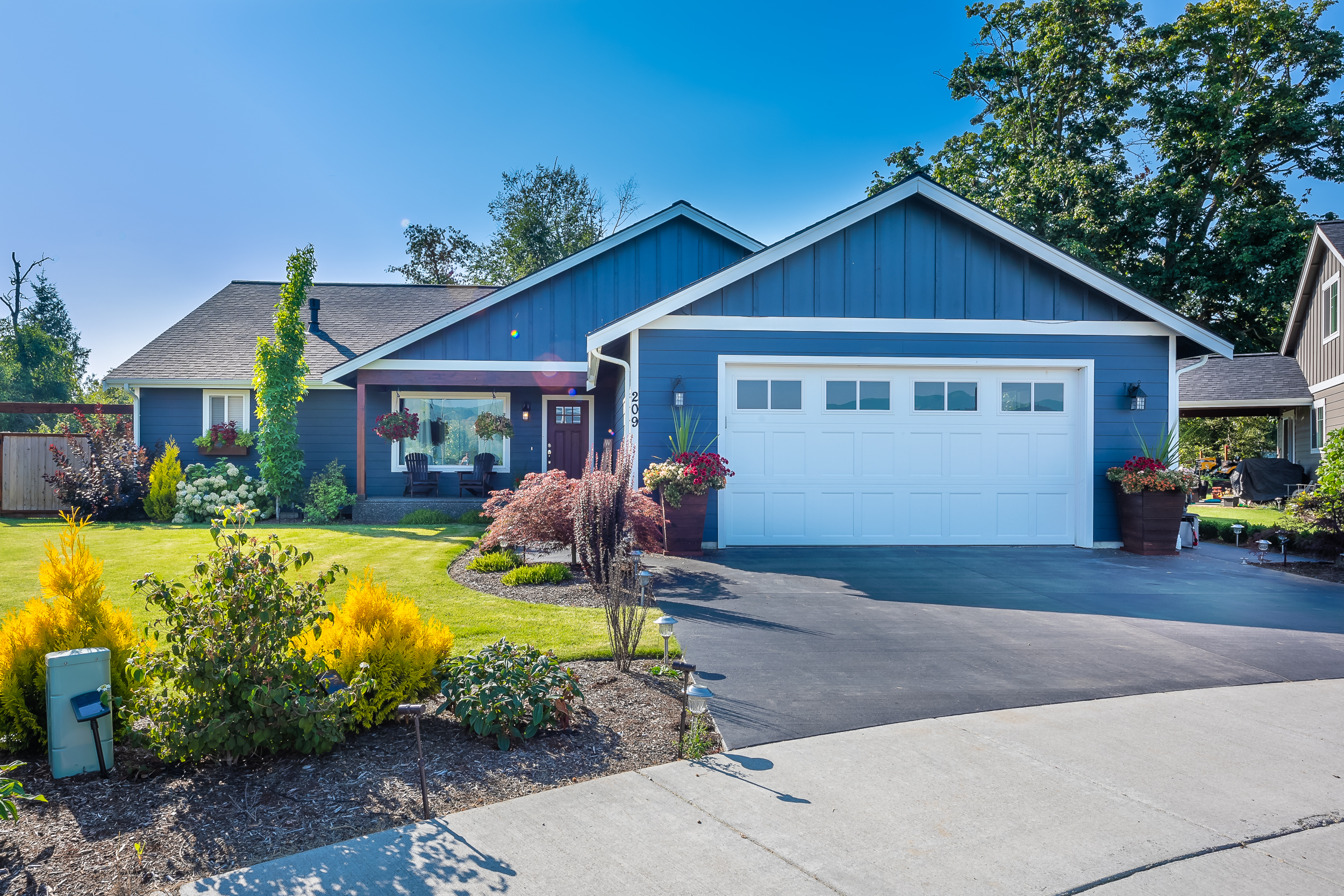 Property Photo:  209 Cornerstone Ct  WA 98295 