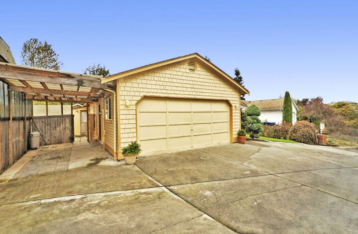 Property Photo: 906 Frontier Circle W WA 98258