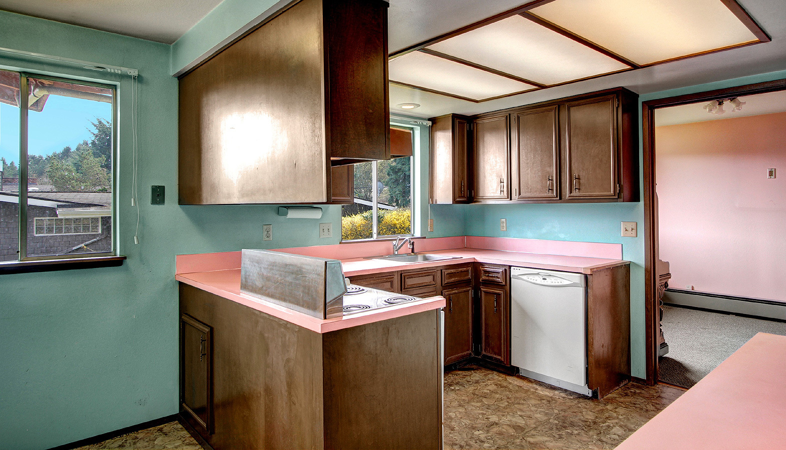 Property Photo: Kitchen with breakfast area 19510 SE 51st St  WA 98027 