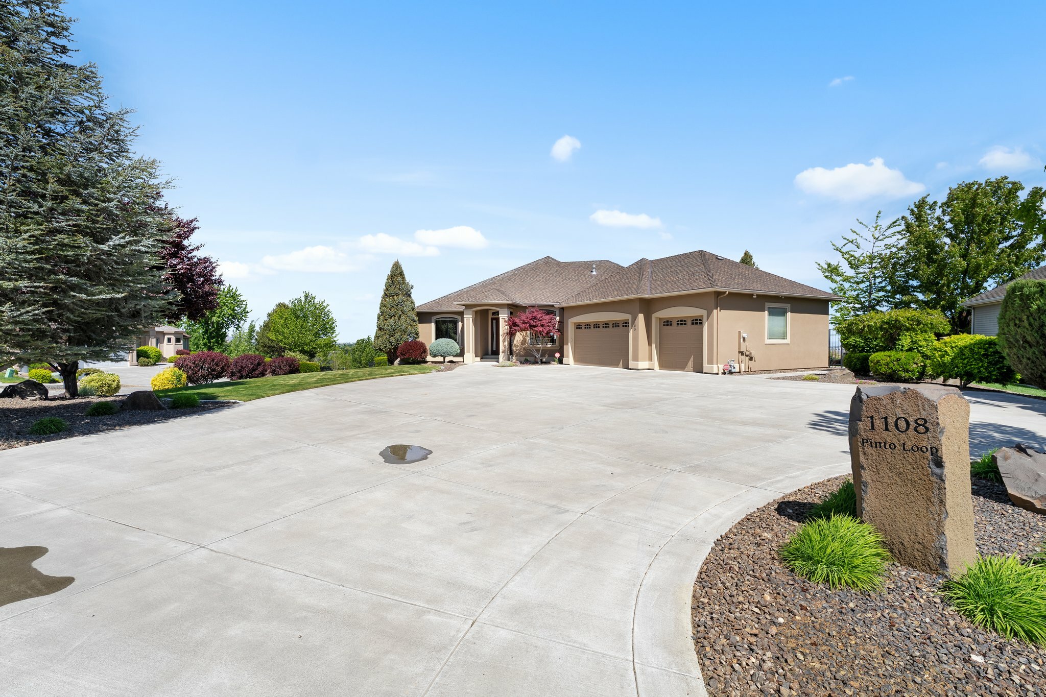 Property Photo: 1108 Pinto Loop WA 99352