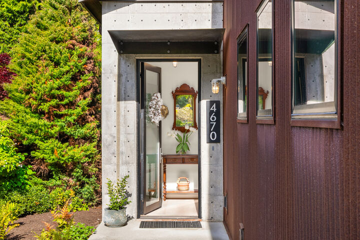 Property Photo:  4670  Flying Goat Avenue NE  WA 98110 
