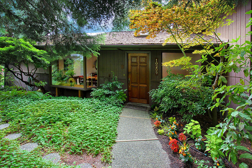 Property Photo:  10209 SE 27th St  WA 98004 