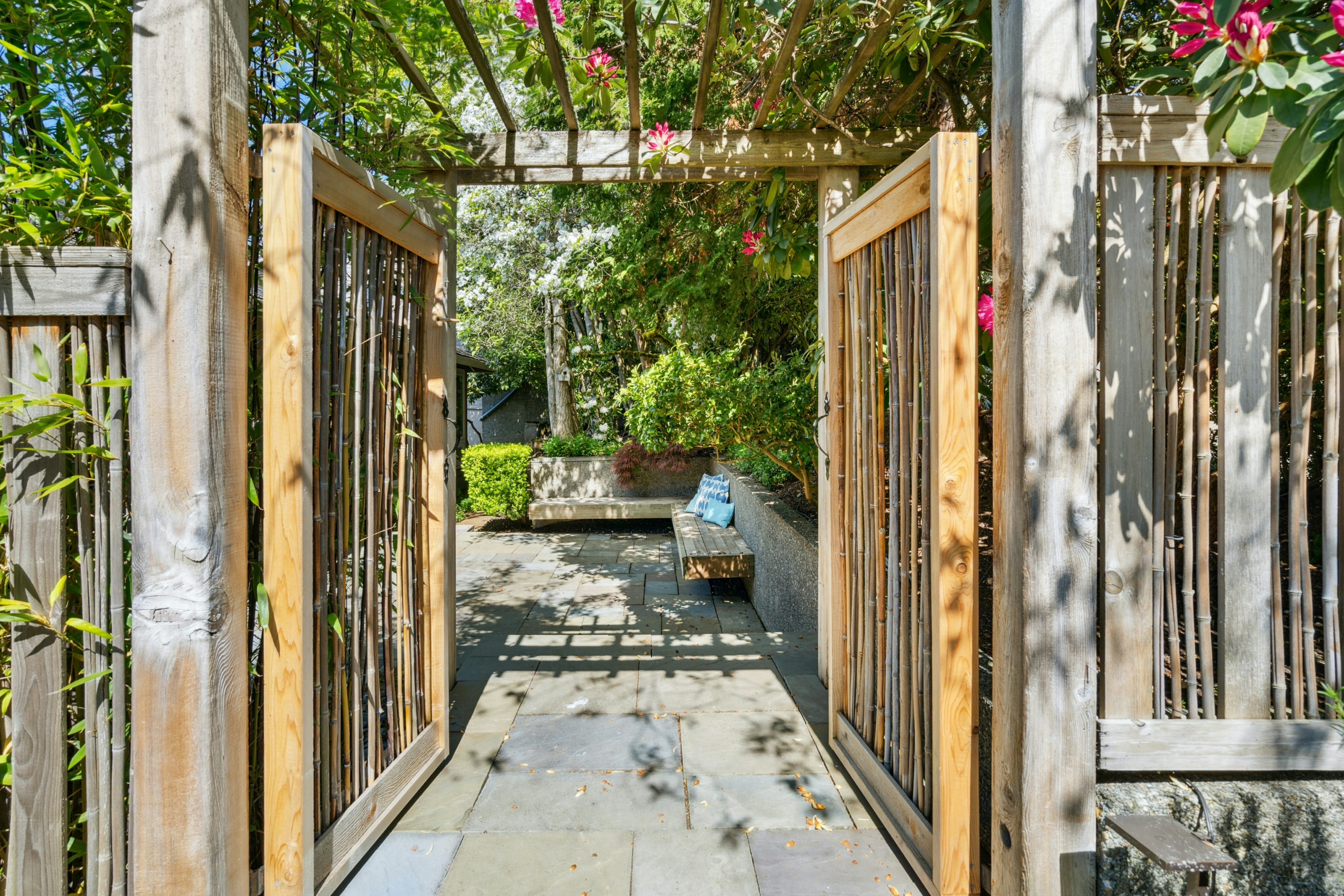 Property Photo: 13712 SE 44th Street WA 98006