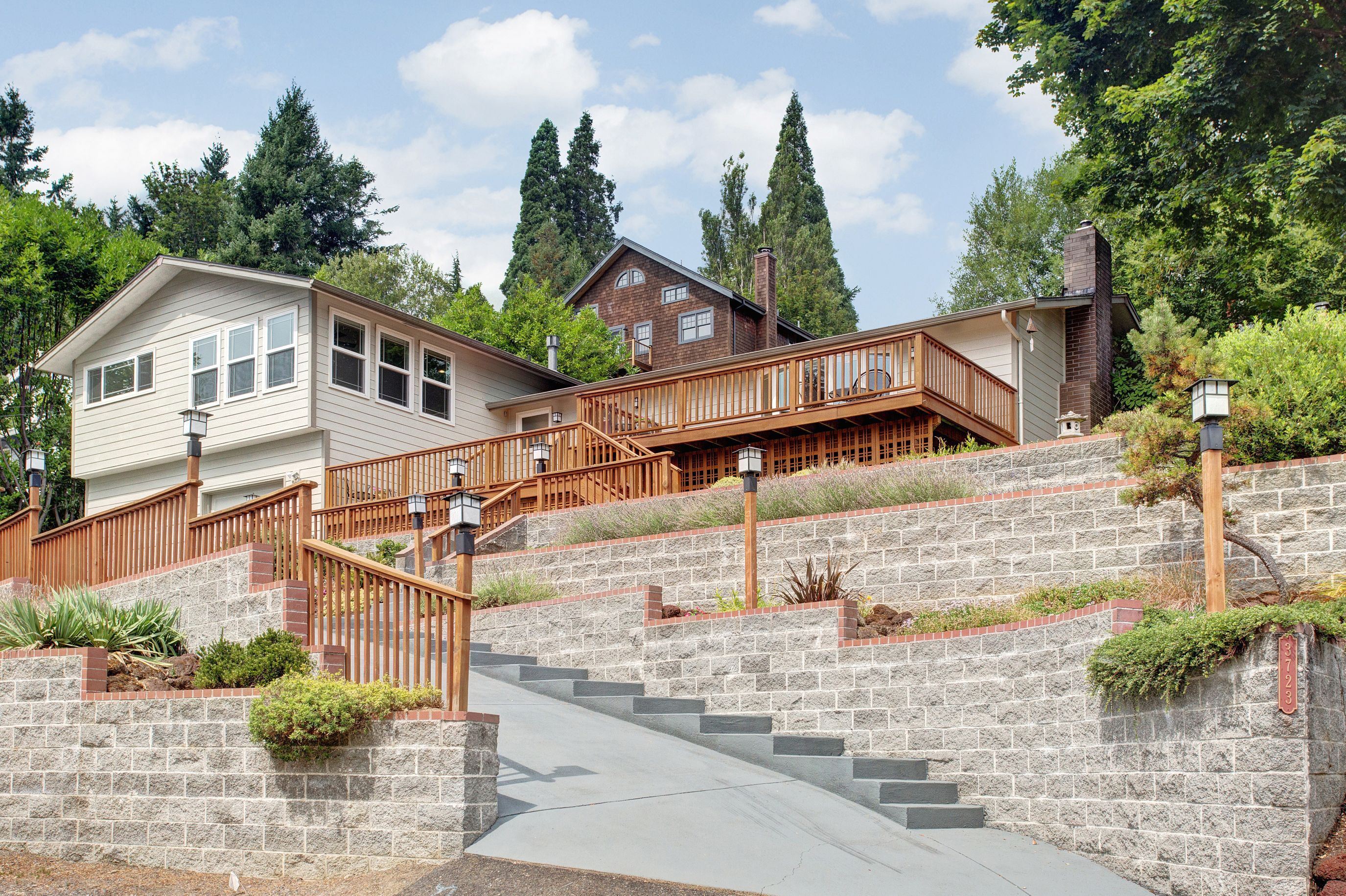 Property Photo:  3723 SW Hillside Dr  OR 97221 