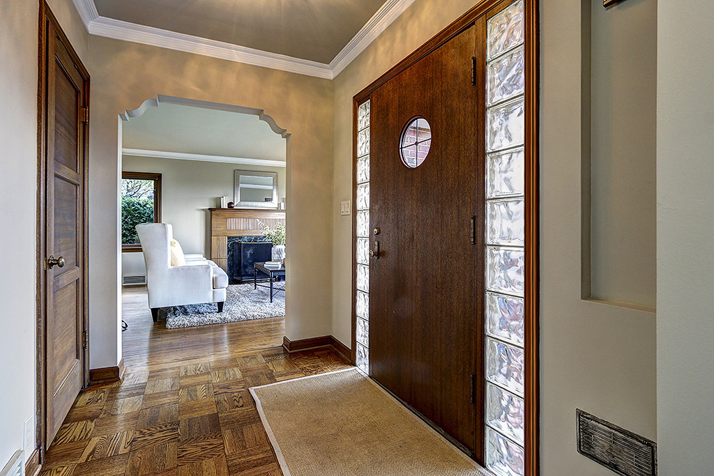 Property Photo: Foyer 2482 Westmont Wy W  WA 98199 