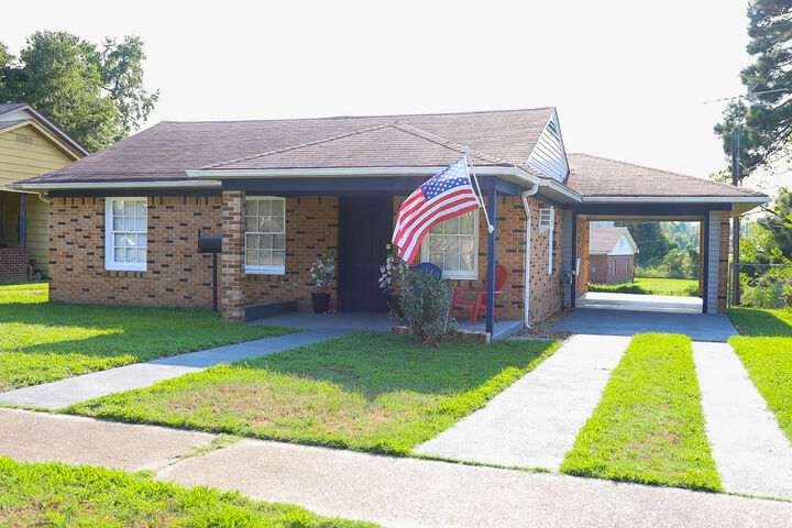 Property Photo: 400 3rd Street SE LA 71075