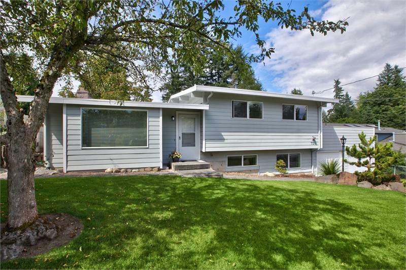 Property Photo:  726 N 200th St  WA 98133 