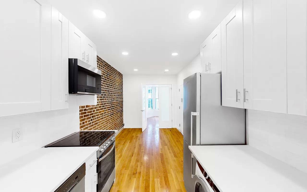 Property Photo:  75 Pineapple Street 5A NY 11201 