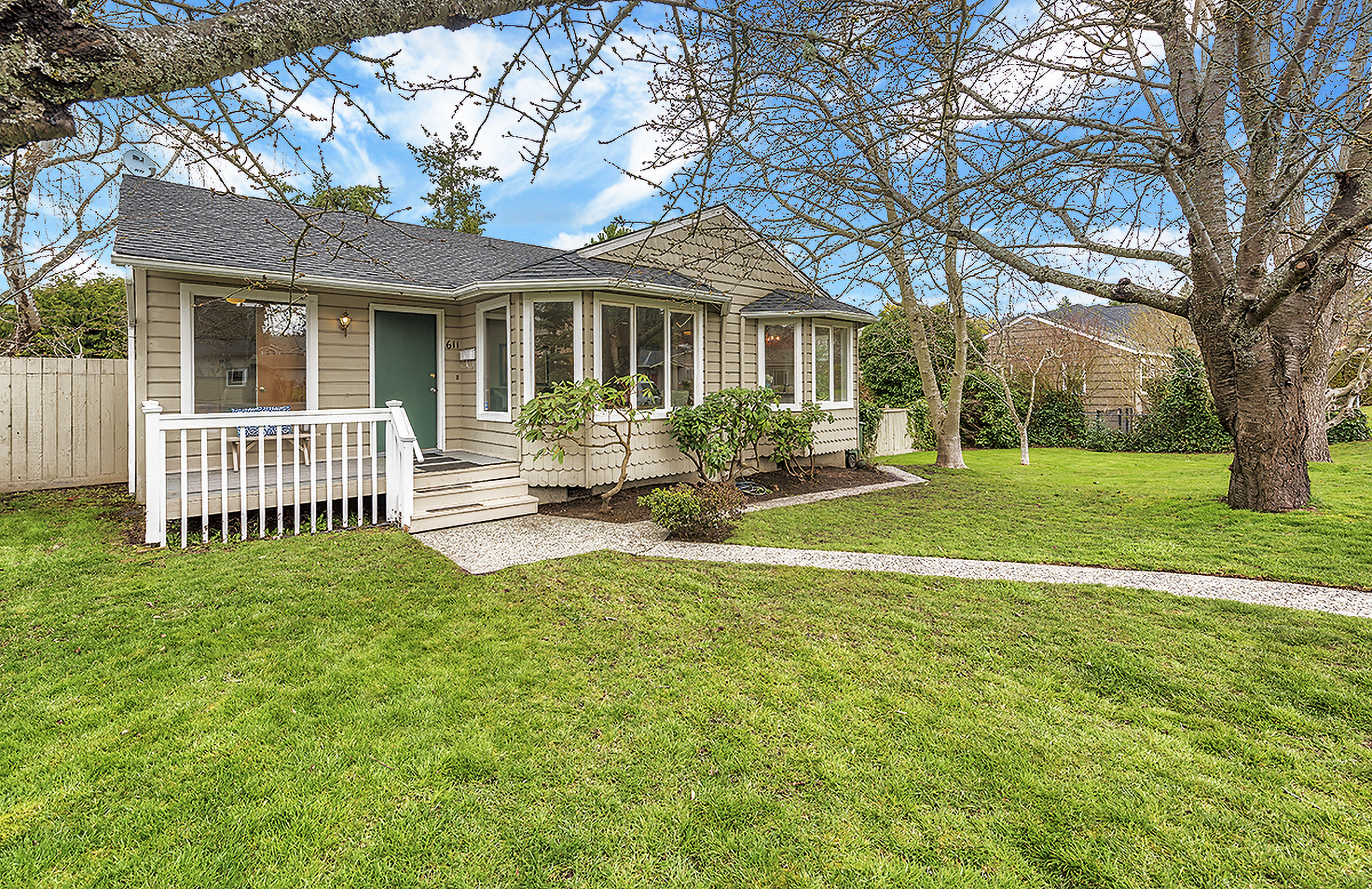 Property Photo:  611 Alder St  WA 98020 