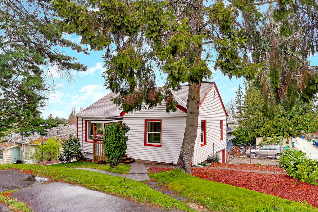 Property Photo:  4516 SW Hanford St  WA 98116 