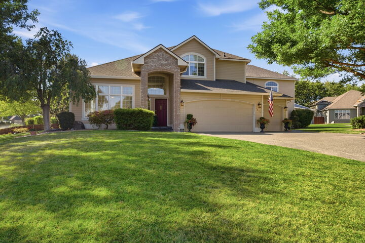Property Photo: 1610 Sunterra Ct WA 99352