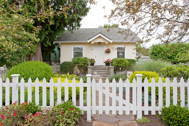 Property Photo:  506 N 101st St  WA 98133 