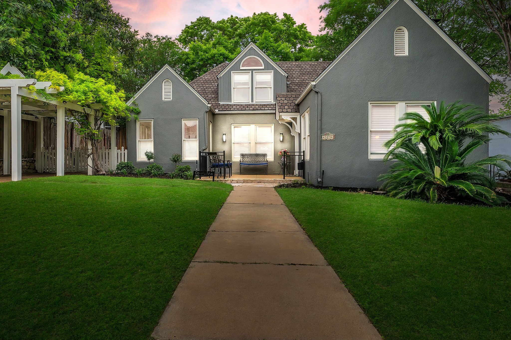 Property Photo: 323 Cloverleaf Ave TX 78209