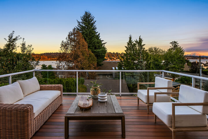 Property Photo:  8533 NE Juanita Dr (Private Lane)  WA 98034 