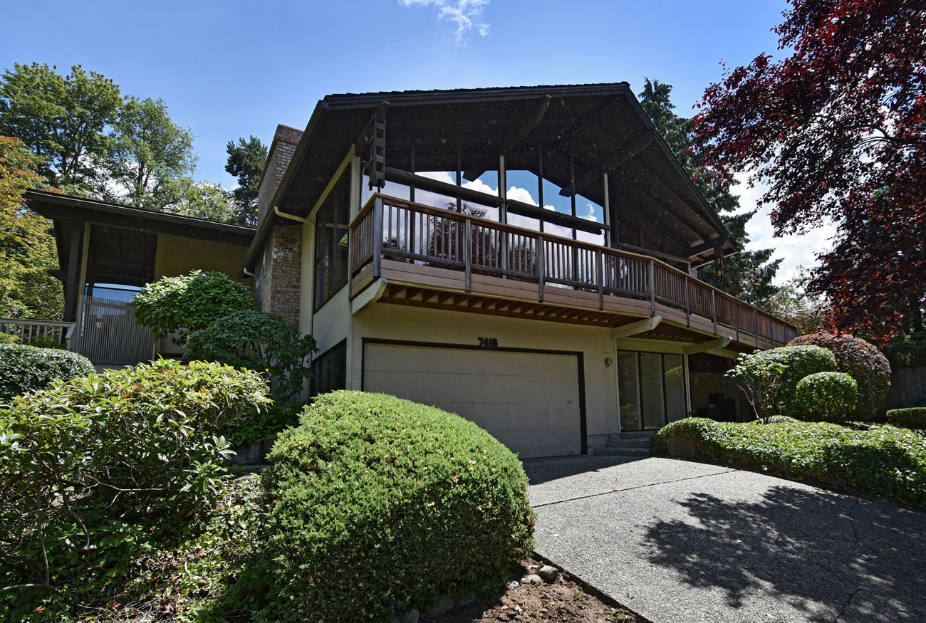 Property Photo:  7416 Mercer Terrace Dr  WA 98040 