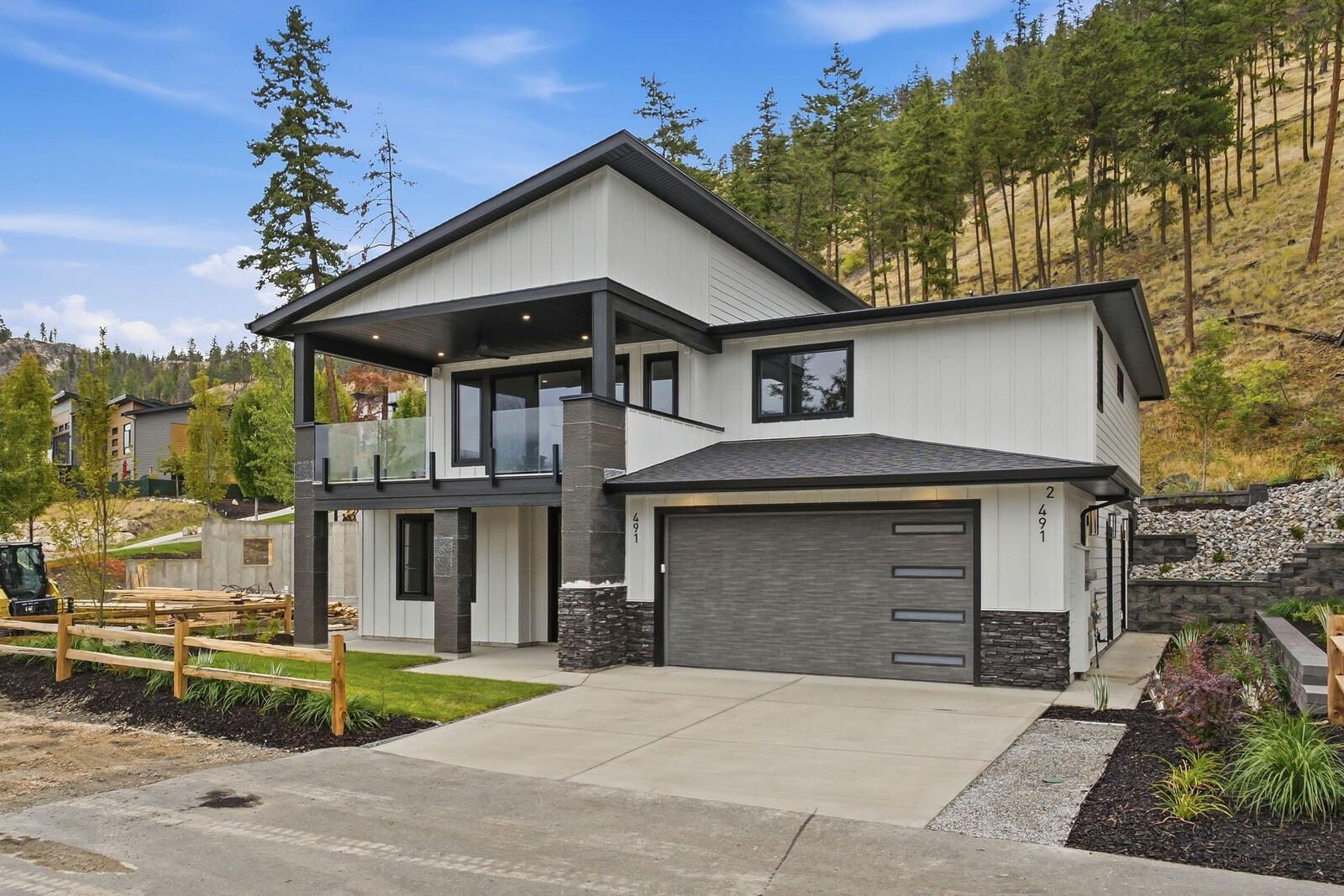 Property Photo:  491 Clifton Road North  BC V1V 1H1 